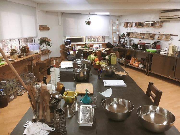 Aula del Instituto preparada antes de una sesión, con utensilios, frascos y menaje sobre la mesa central