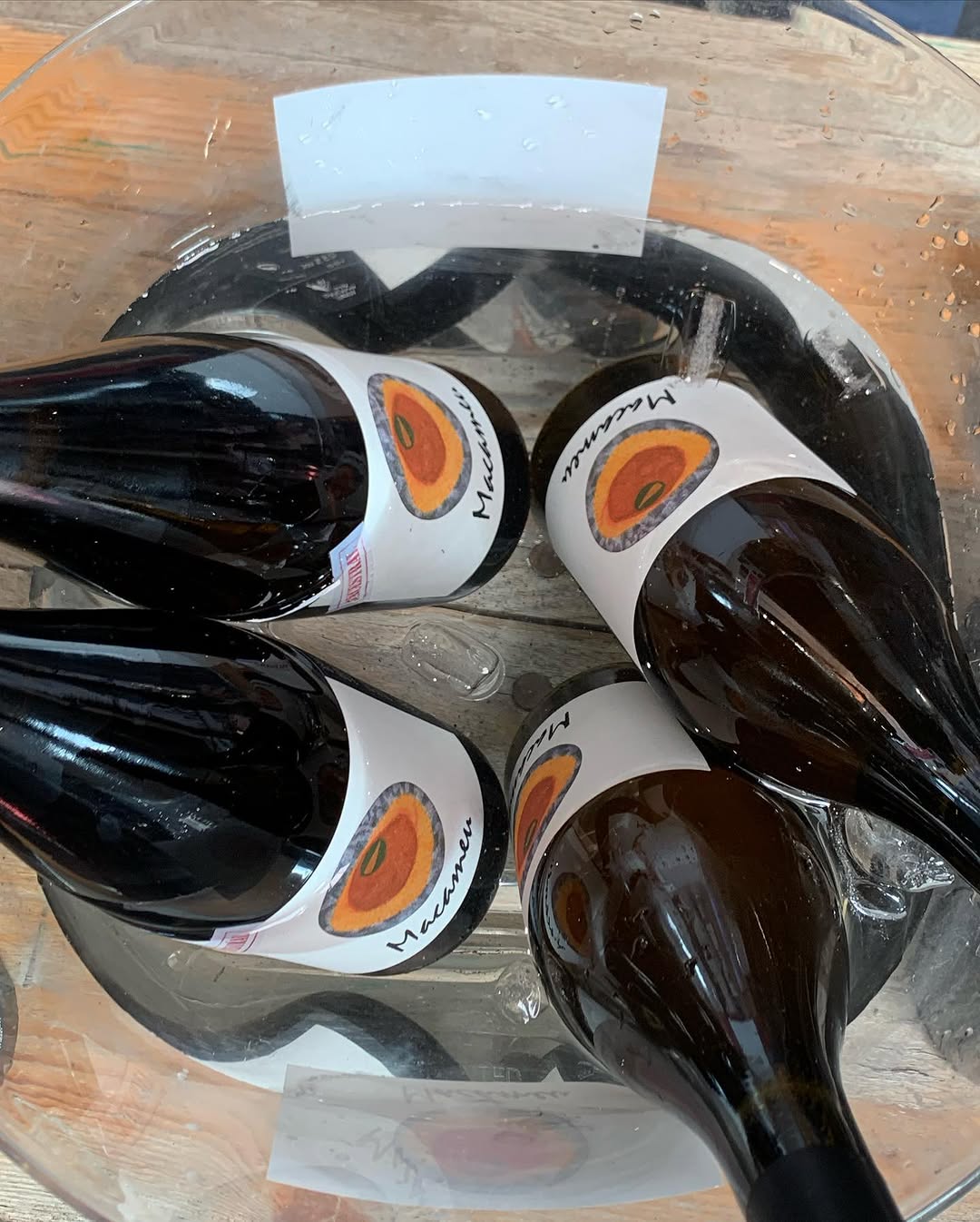 Botellas de vino natural enfriándose en hielo