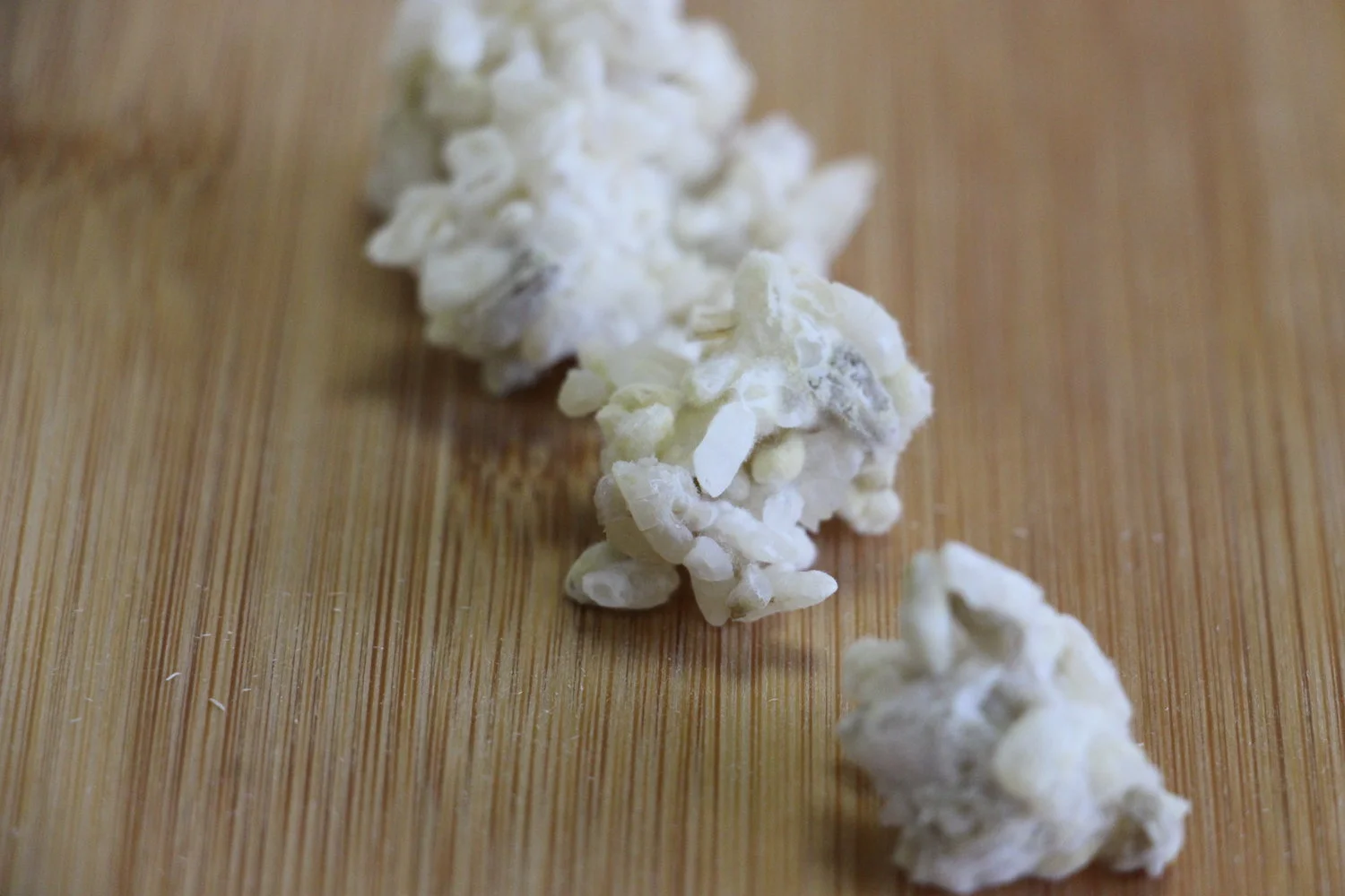 Arroz inoculado con koji sobre tabla de madera