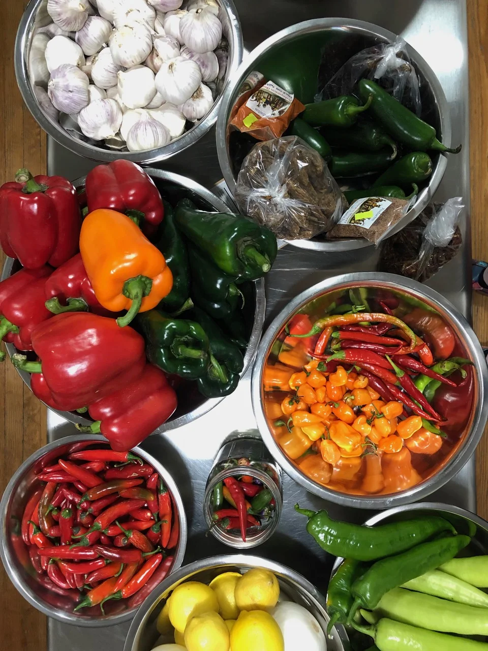 Verduras, chiles y hortalizas pesadas y listas para una fermentación en salmuera