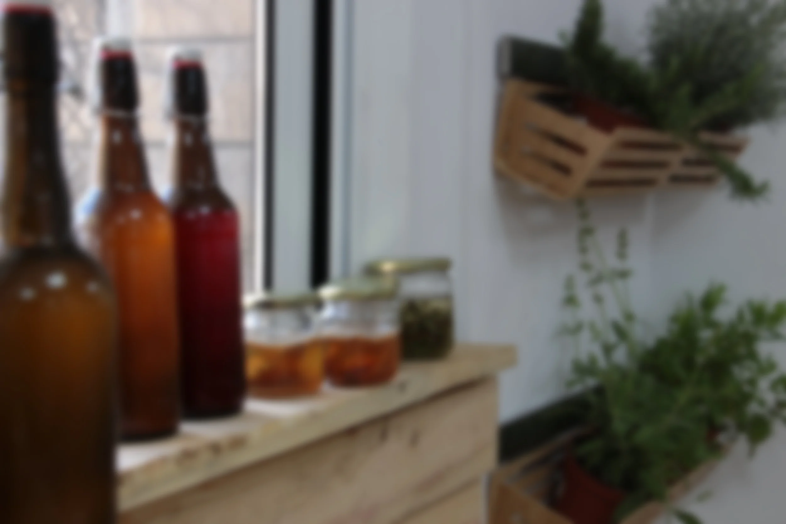 Botellas de bebidas fermentadas en segunda fermentación sobre la estantería del aula