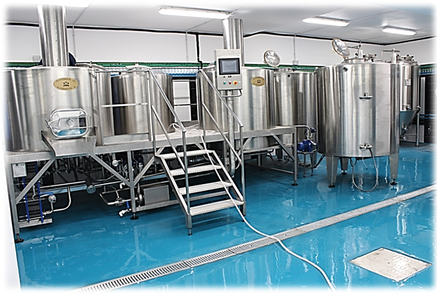 Sala de cocción con tanques de acero inoxidable utilizada en las formaciones de cerveza