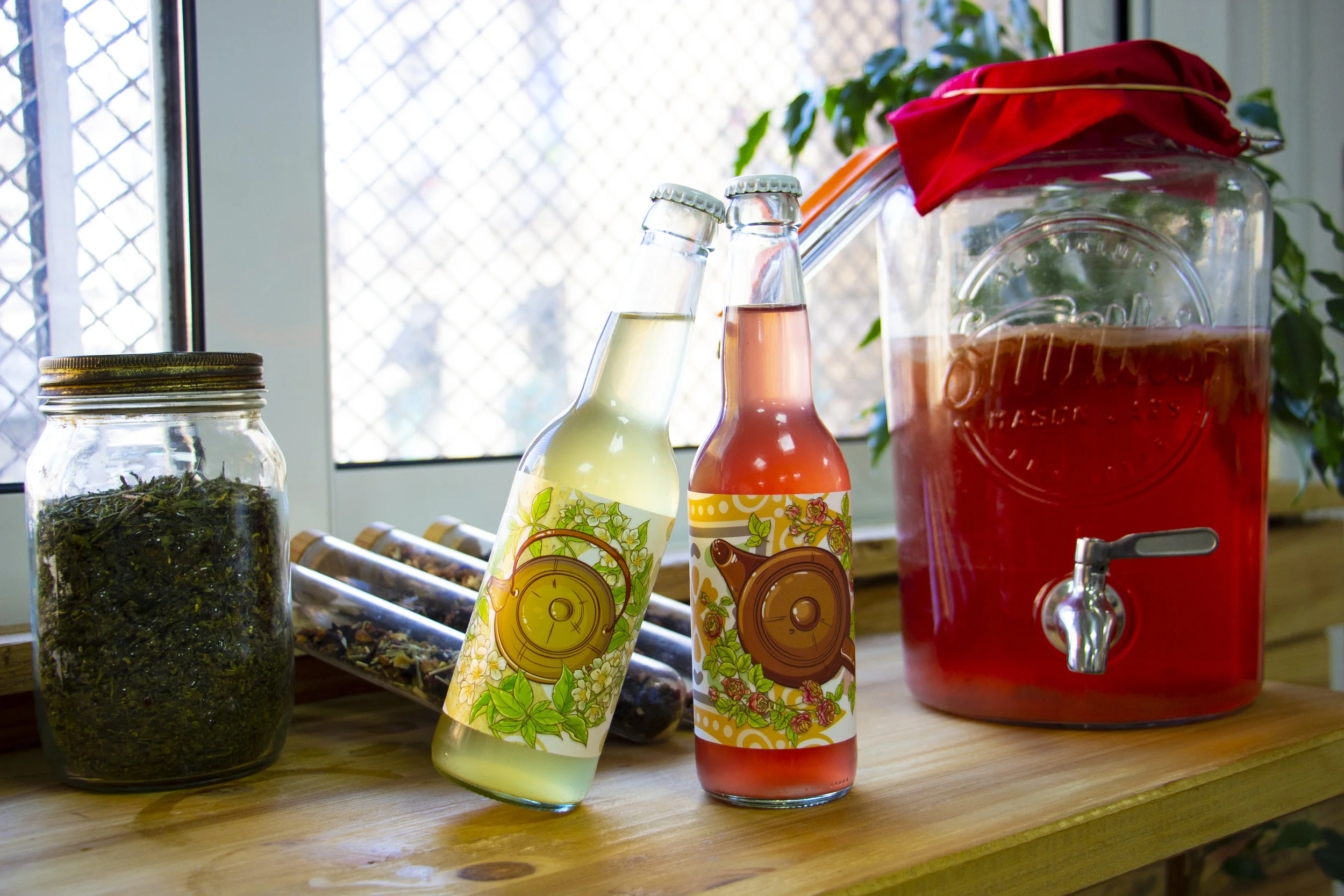 Dispensador y botellas de kombucha etiquetadas del archivo del Instituto