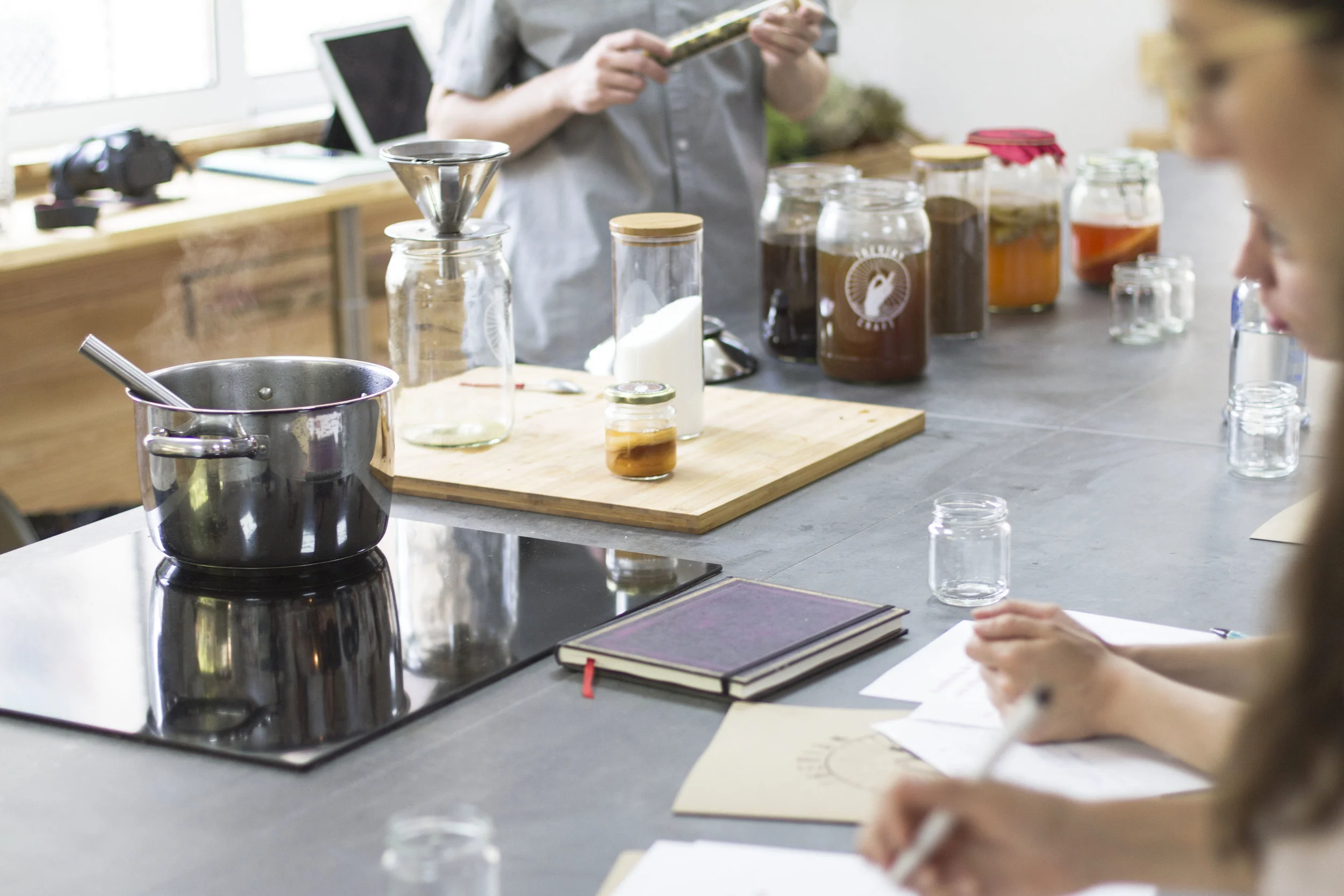 Demostración técnica de bebidas fermentadas durante una formación del Instituto