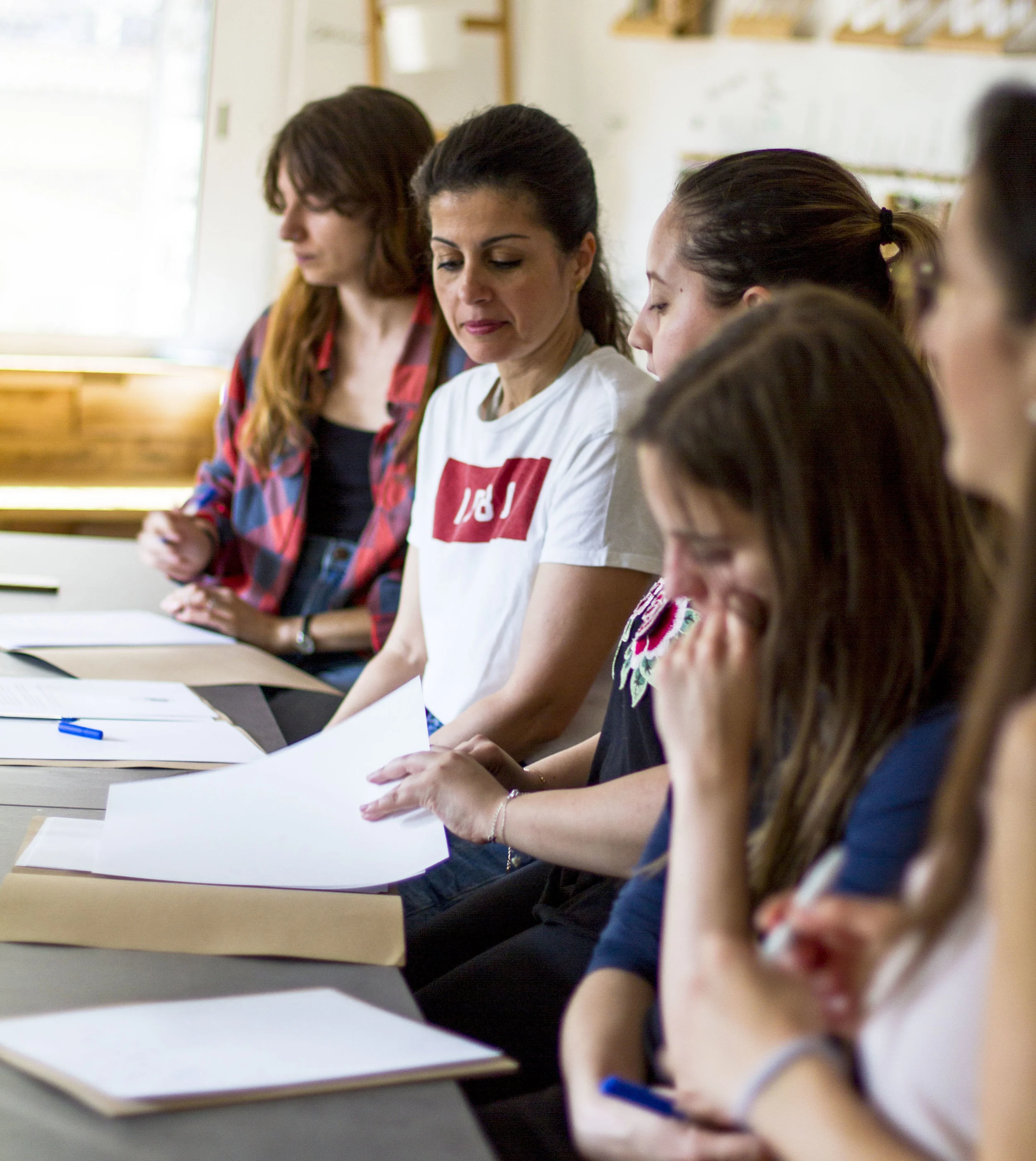 Participantes tomando apuntes durante la parte teórica de una formación del Instituto