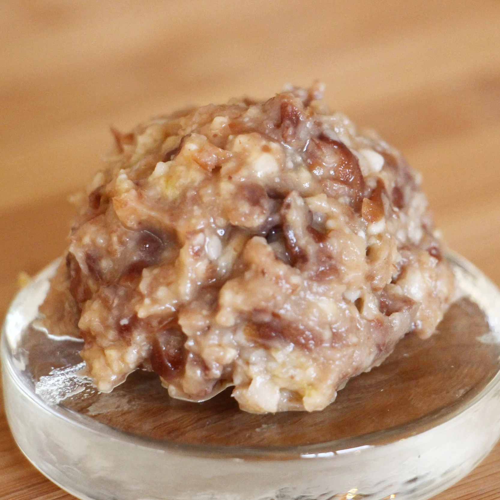 Tempeh recién fermentado sobre plato de cristal