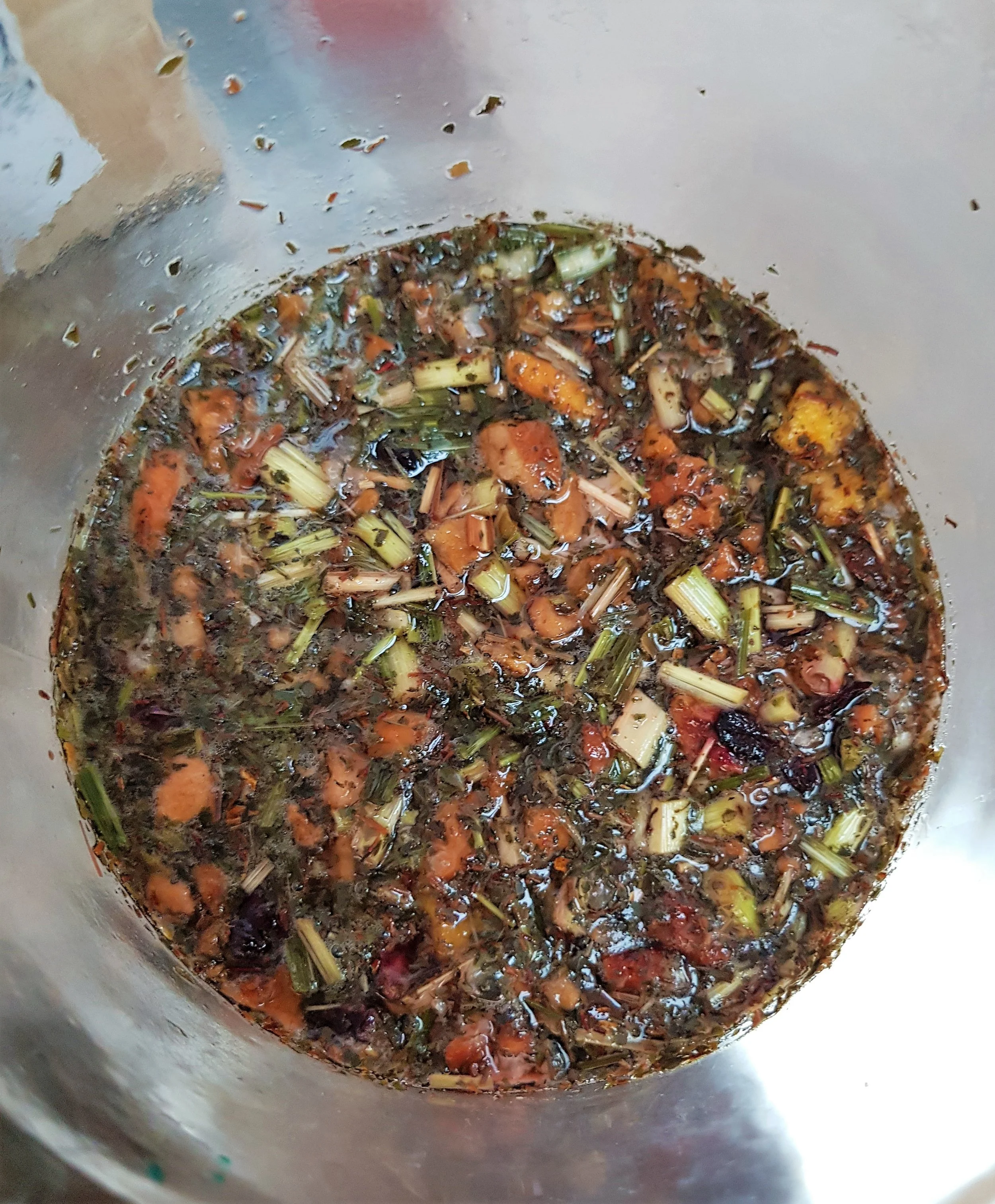 Vista cenital de una masa de kimchi recién condimentada en el recipiente de fermentación