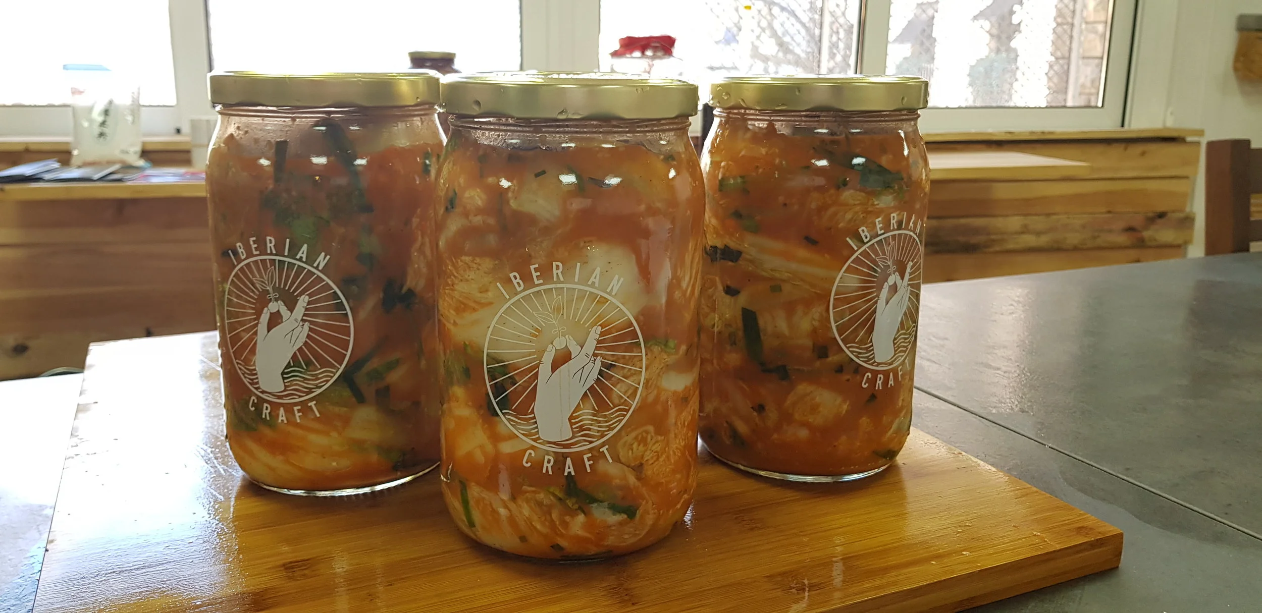 Tarros de kimchi etiquetados tras una sesión de fermentados sólidos