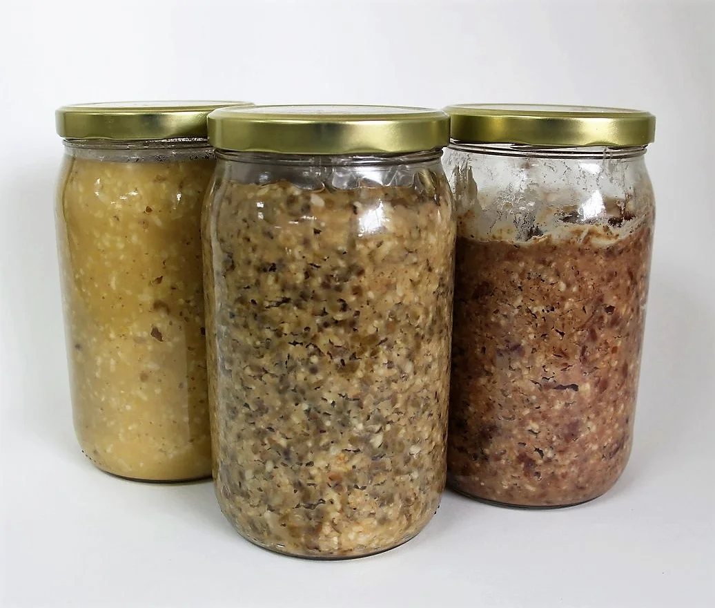 Tres tarros de miso de distintas legumbres en maduración
