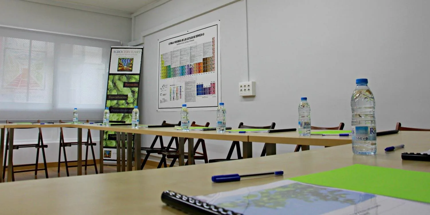 Aula del Instituto de la Cerveza Artesana preparada antes de una sesión