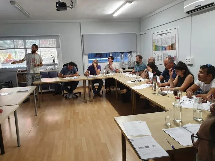 Sesión teórica en aula con el formador ante los asistentes