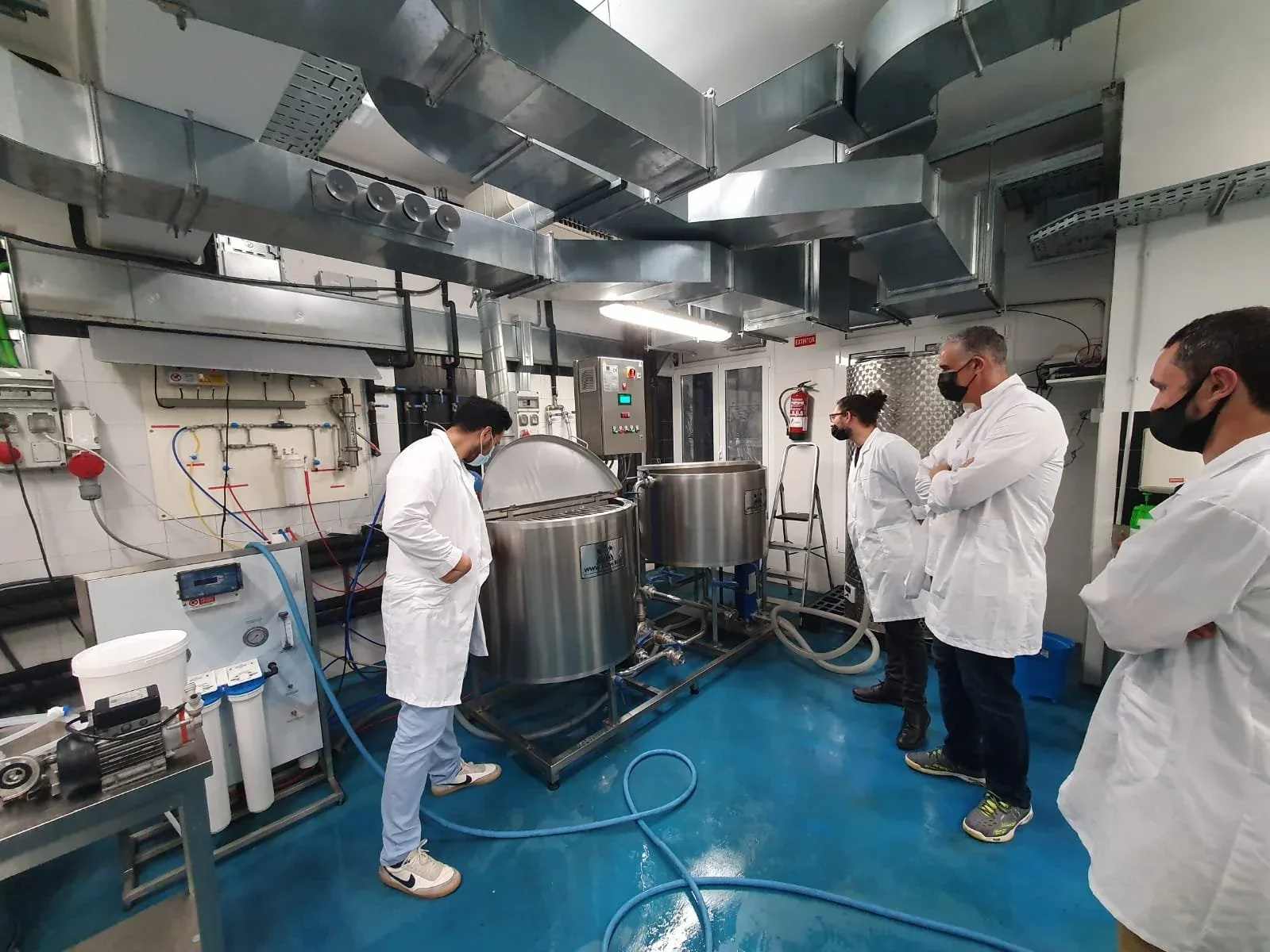 Sala de elaboración con tanques de acero inoxidable durante el curso integral profesional