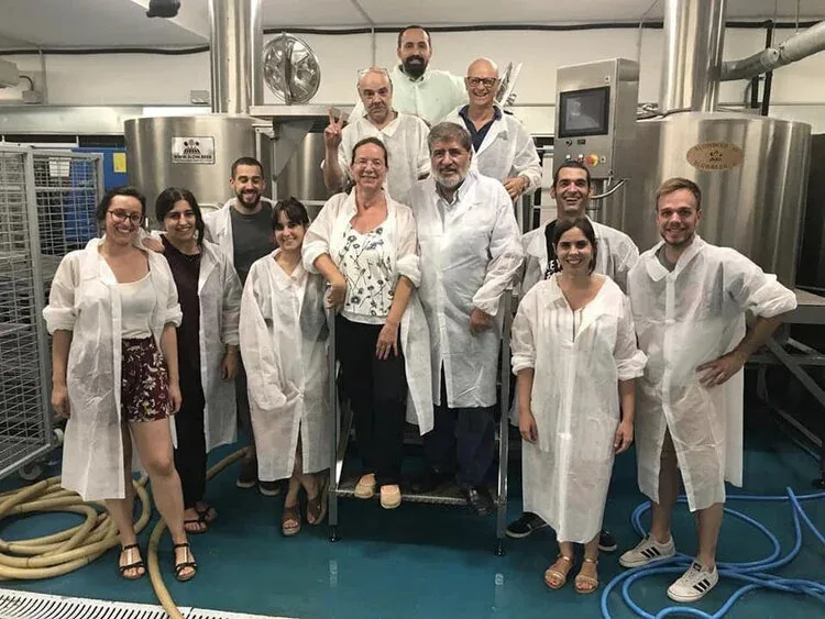 Fotografía de grupo de una promoción de alumnos delante de los tanques