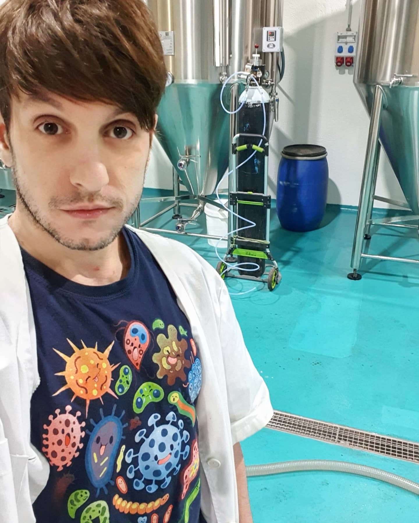 Fotografía de Daniel Fermun en la sala de elaboración del Instituto