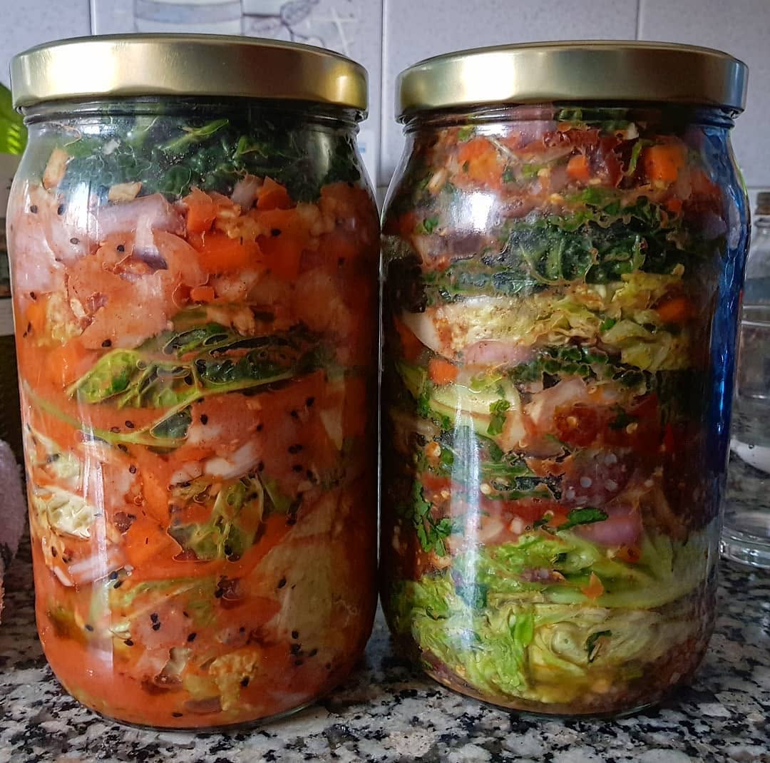 Nuevos Kimchis preparados. Uno clásico vegetariano con col Kale y otro con Ingredientes de la península Ibérica incluyen