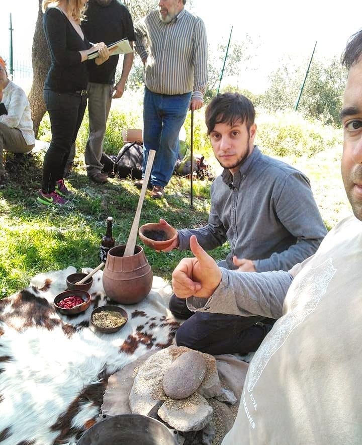 Con @danielfermun fundador del instituto recreando en la cueva de Begues, Barcelona, el hallazgo del descubrimiento de l