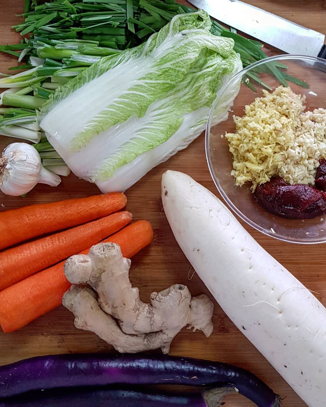 Adivinar que vamos a elaborar hoy, aquí no estan todos lo ingredientes pero si gran parte, ¿Alguien los conoce todos?