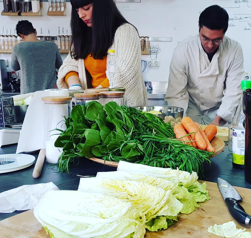 Participantes elaborando fermentados durante una formación del Instituto