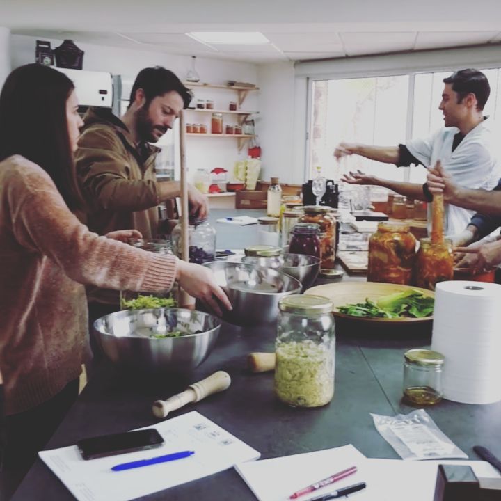 Sesión del curso integral de fermentados con el grupo trabajando en el aula