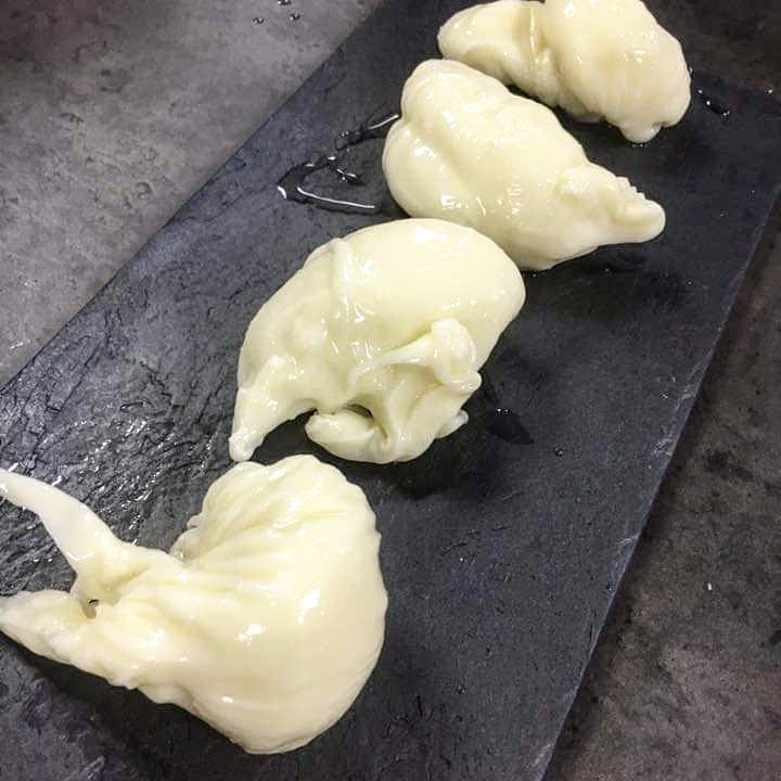 👉Mozzarella lista para nuestro evento el jueves 28 con de Kimchi y Craft Beer en @abirradero 🤩