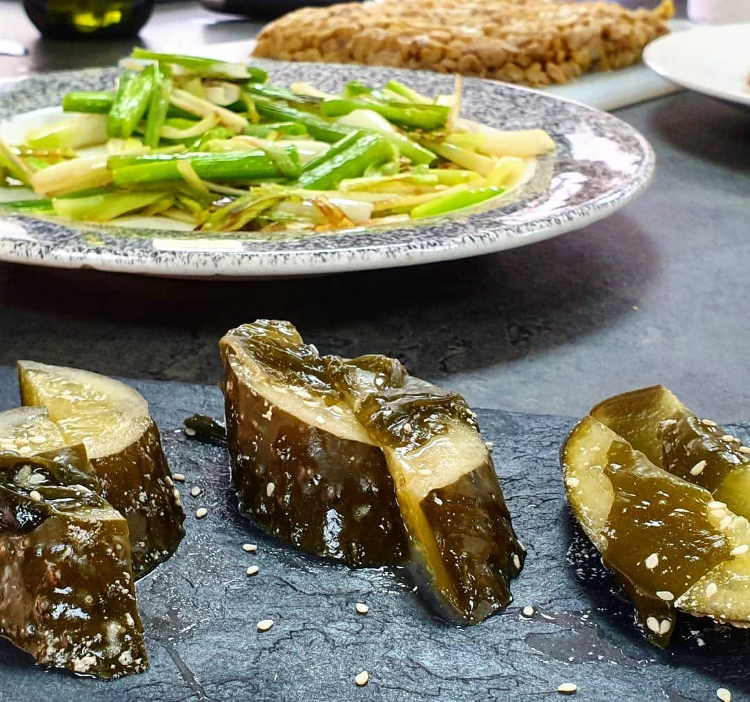 😳Yummmmy aquí catando algunos fermentados, ¿qué os parece nuestro encurtido de pepino con wakame en vinagre de Kombucha?