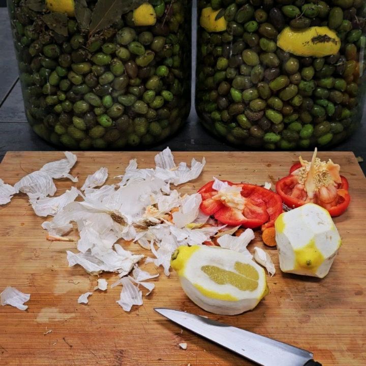 No solo de cerveza vive el hombre, o sí? Fermentación natural de olivas con vinagre de cerveza y kombucha, todo producto