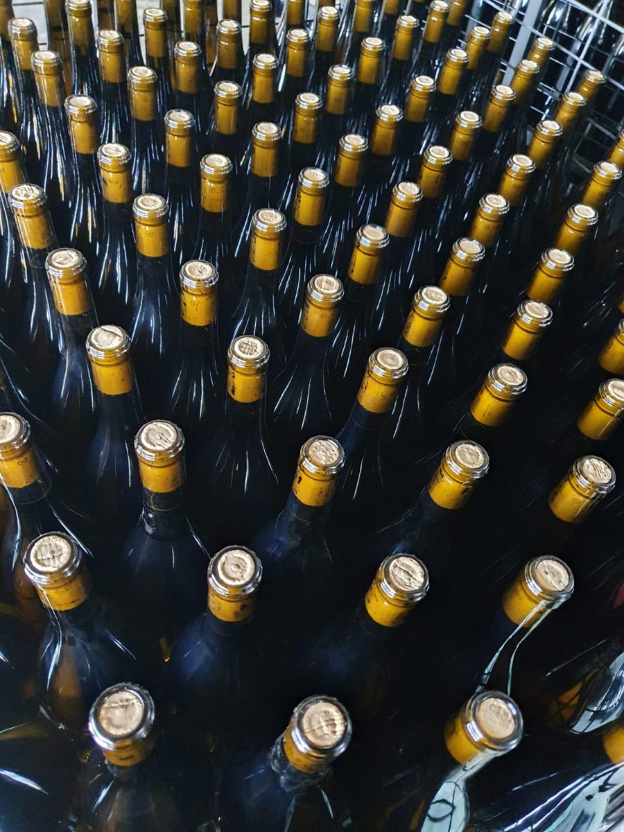 Botellas de espumoso ancestral en rima con chapa dorada