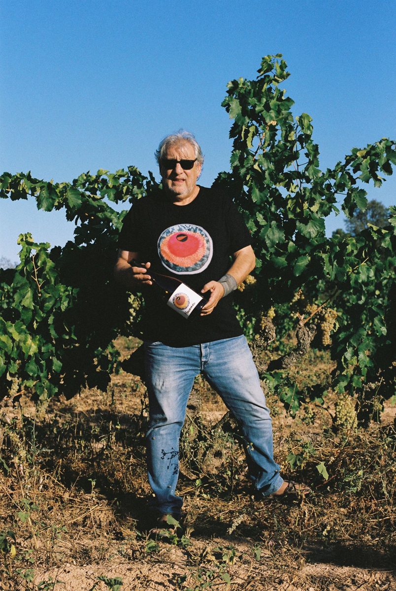 Xavier Nogué en la viña sosteniendo una botella de Macameu durante la vendimia