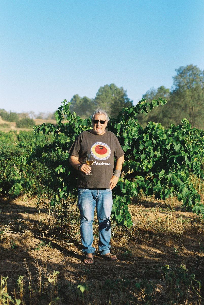 Fotografía de Xavier Nogué en sus viñas de Les Garrigues